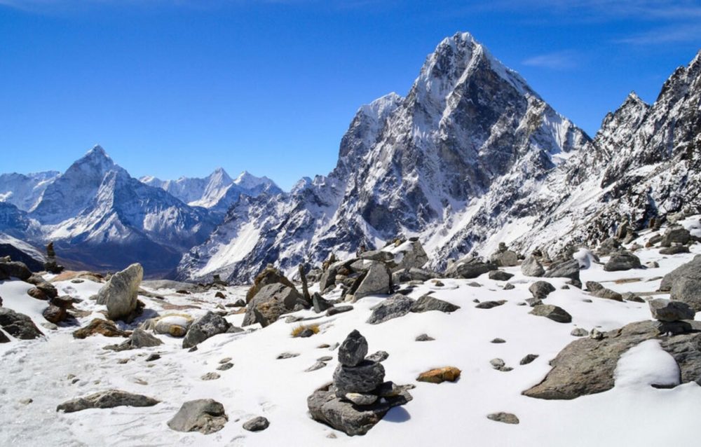  Trekking through Chola Pass, a stunning high mountain pass in Nepal.