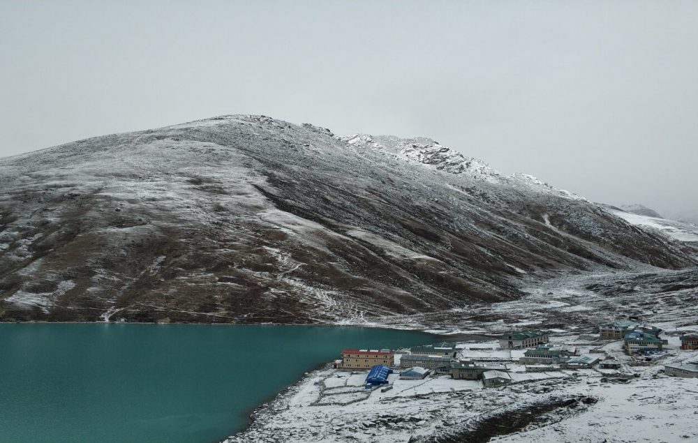  Gokyo Lake Trek: Captivating turquoise lakes nestled amidst majestic Himalayan peaks.