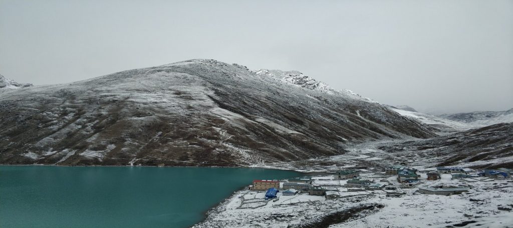  Gokyo Lake Trek: Captivating turquoise lakes nestled amidst majestic Himalayan peaks.